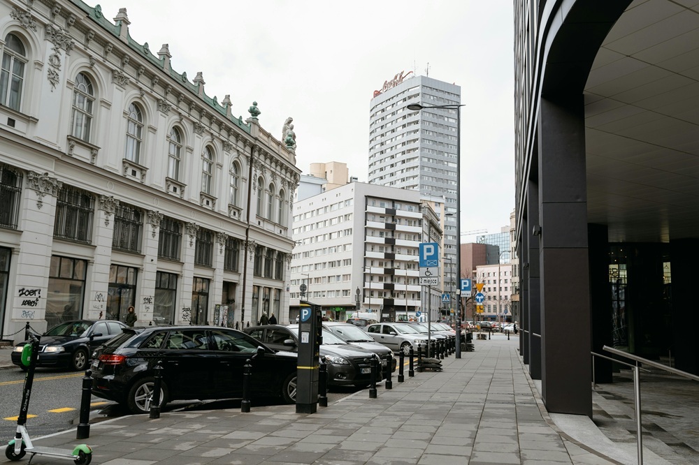 Document review and legal due diligence for Warsaw property purchase