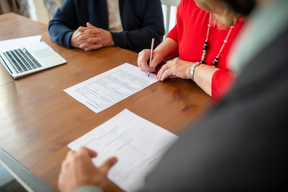 Contract signing and legal coordination for international property buyers in Warsaw