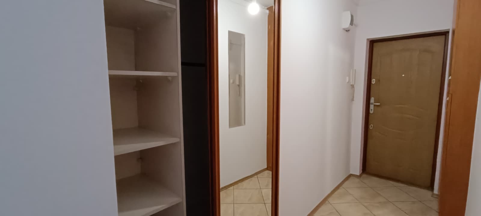 Photo from the Aleja Niepodległości apartment before renovation (10 of 10)