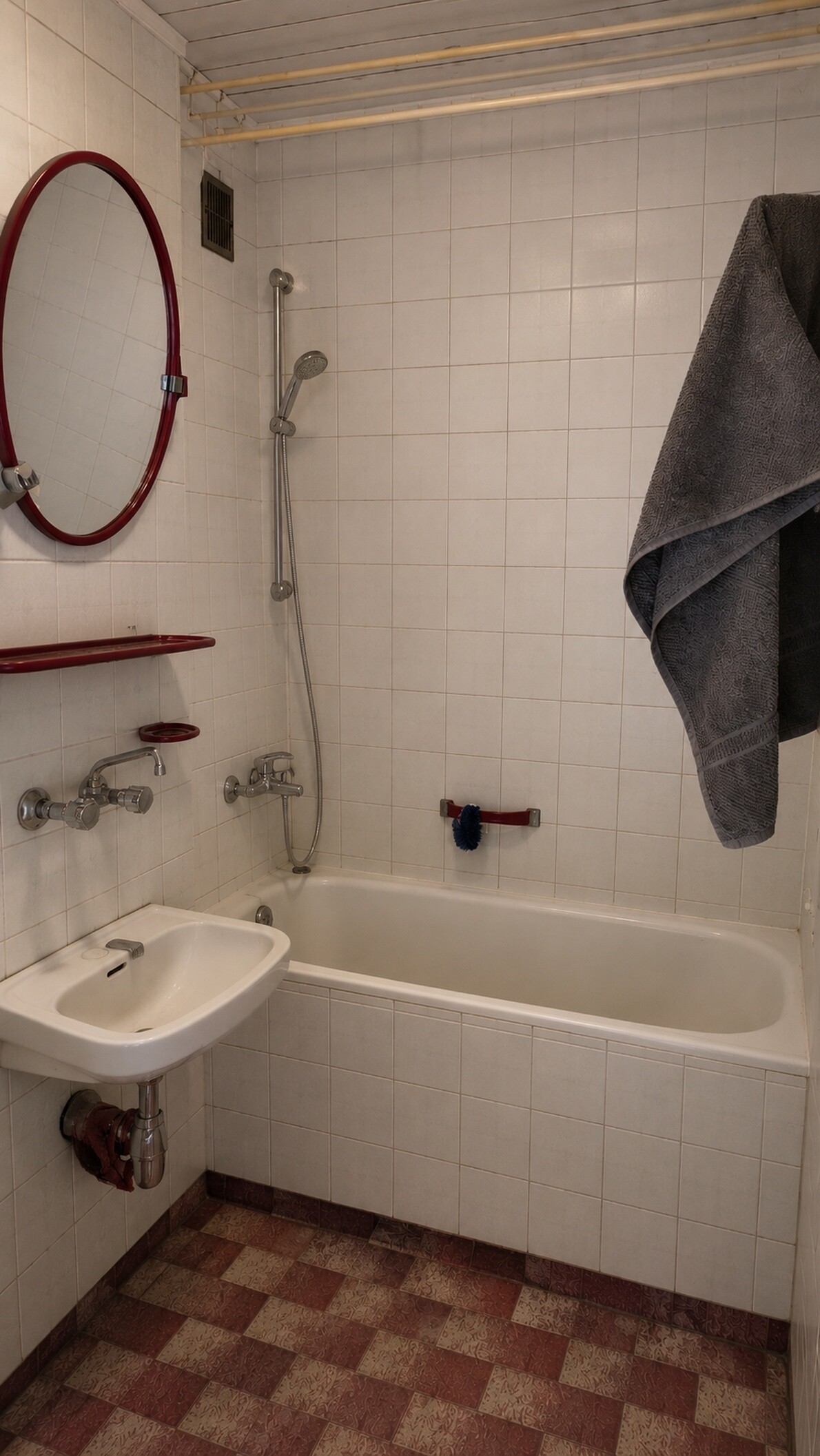 Photo from the Chłodna Street apartment before renovation (5 of 5)