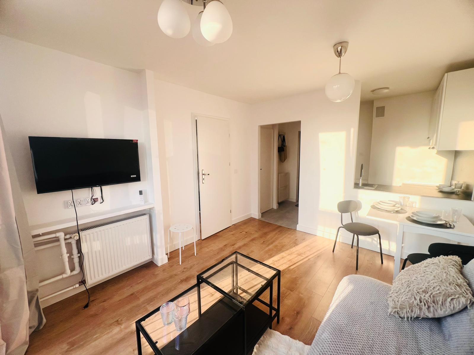 Renovated two-room apartment on Graniczna Street in Warsaw Śródmieście