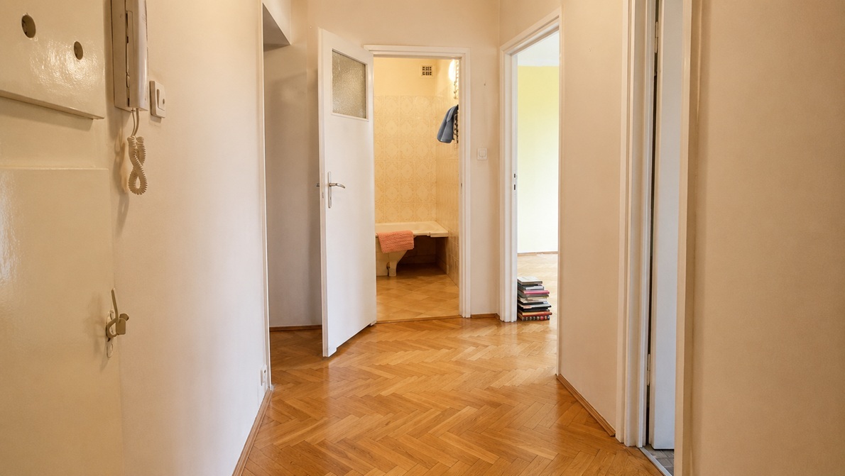 Window and radiator in a room before renovation, showing the unit's technical condition