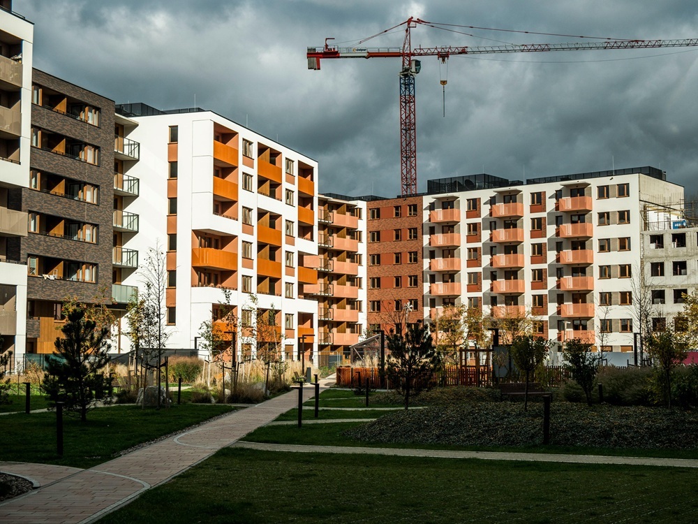 Warsaw new-build developer apartments and resale market comparison