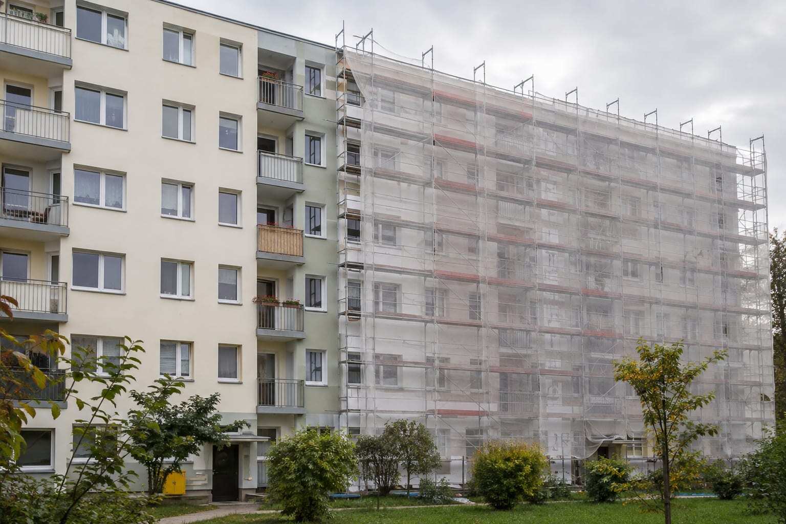 Rusztowania podczas prac przy elewacji budynku mieszkalnego