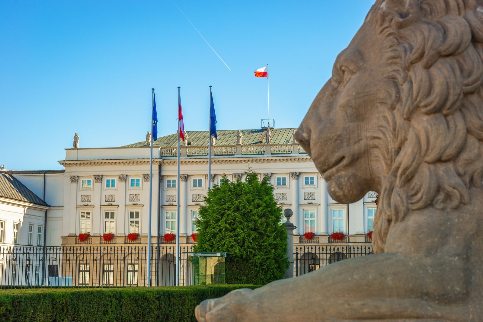 Polish public institutions in Warsaw introducing official property document checks
