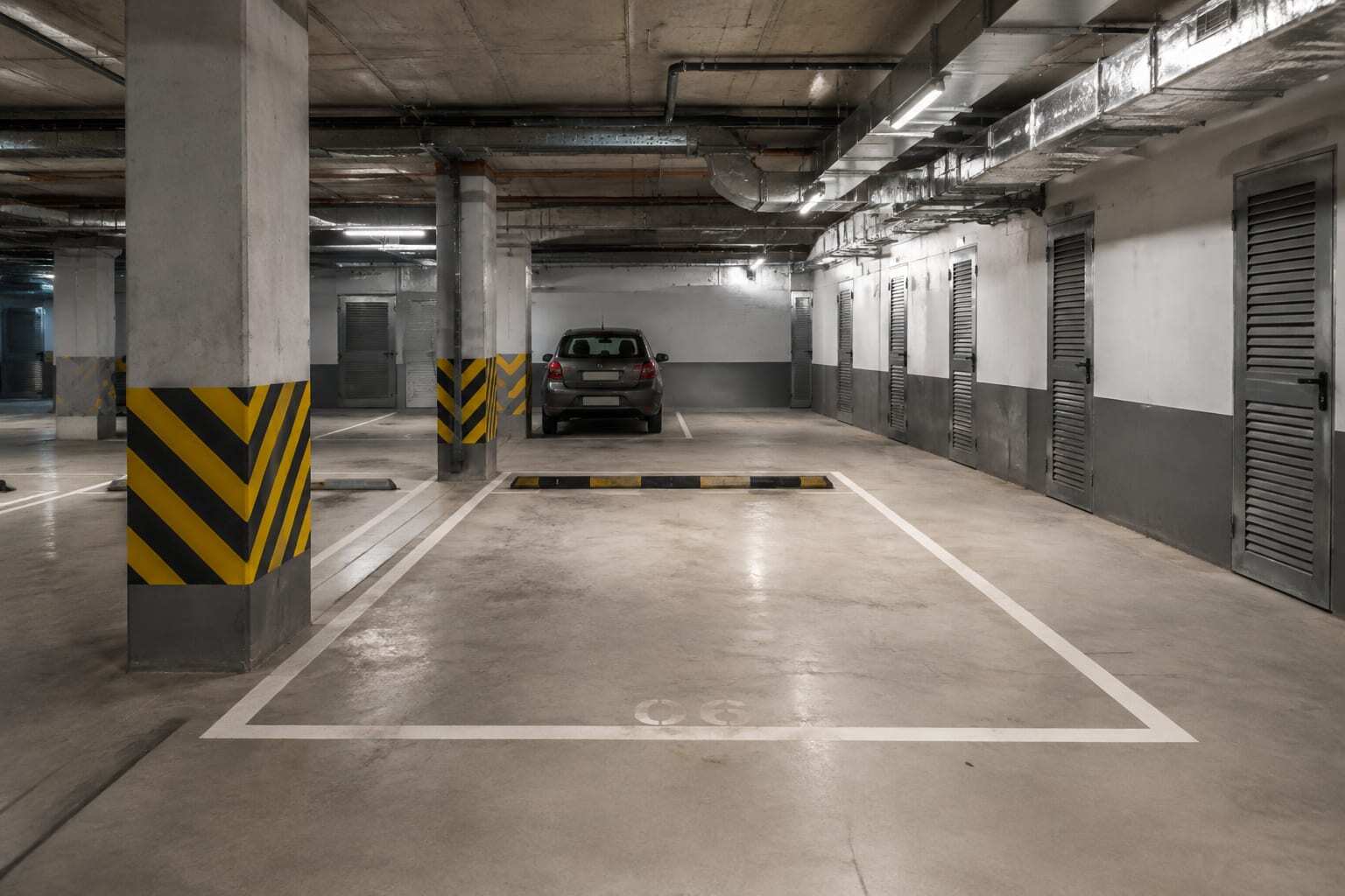 Miejsce postojowe i komórki w garażu budynku mieszkalnego