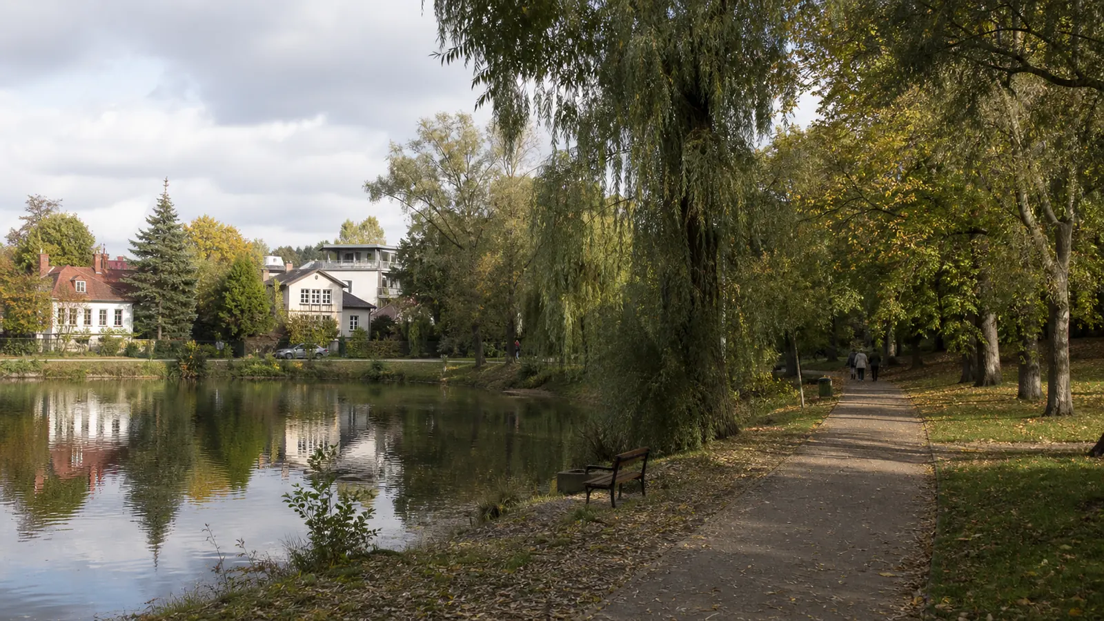 Pond, mature trees and villas in green Warsaw Włochy